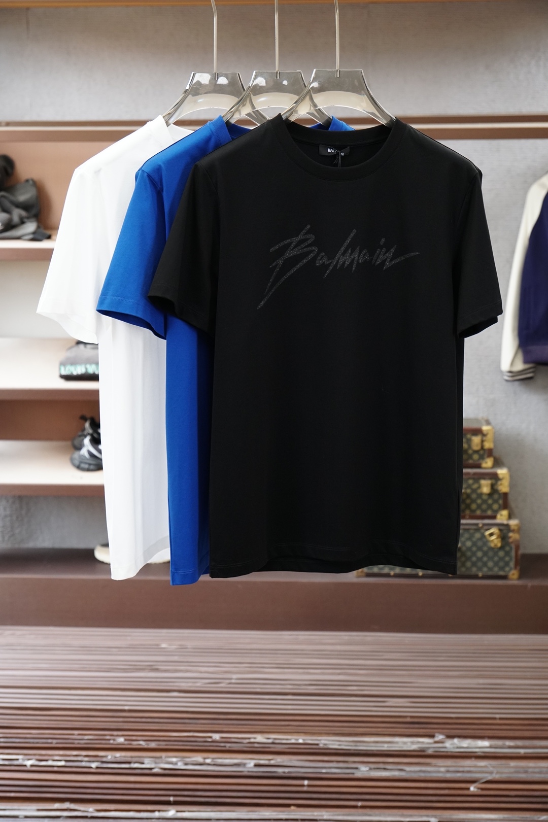 巴尔曼/SS26春夏新品字母徽标印华短袖T恤，正面采用丝网印花工艺融入 巴尔曼字母徽标设计，彰显品牌辨识