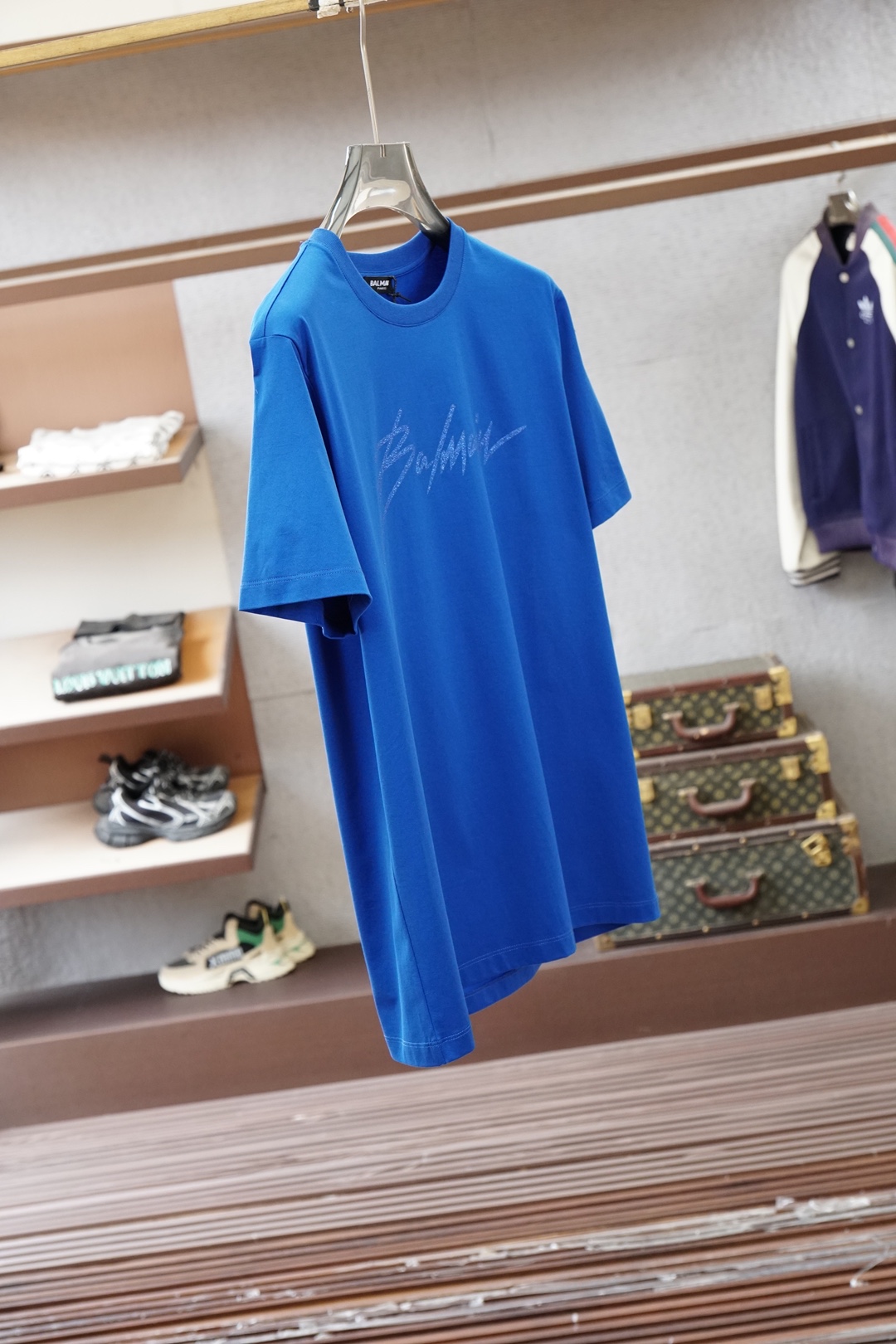 巴尔曼/SS26春夏新品字母徽标印华短袖T恤，正面采用丝网印花工艺融入 巴尔曼字母徽标设计，彰显品牌辨识