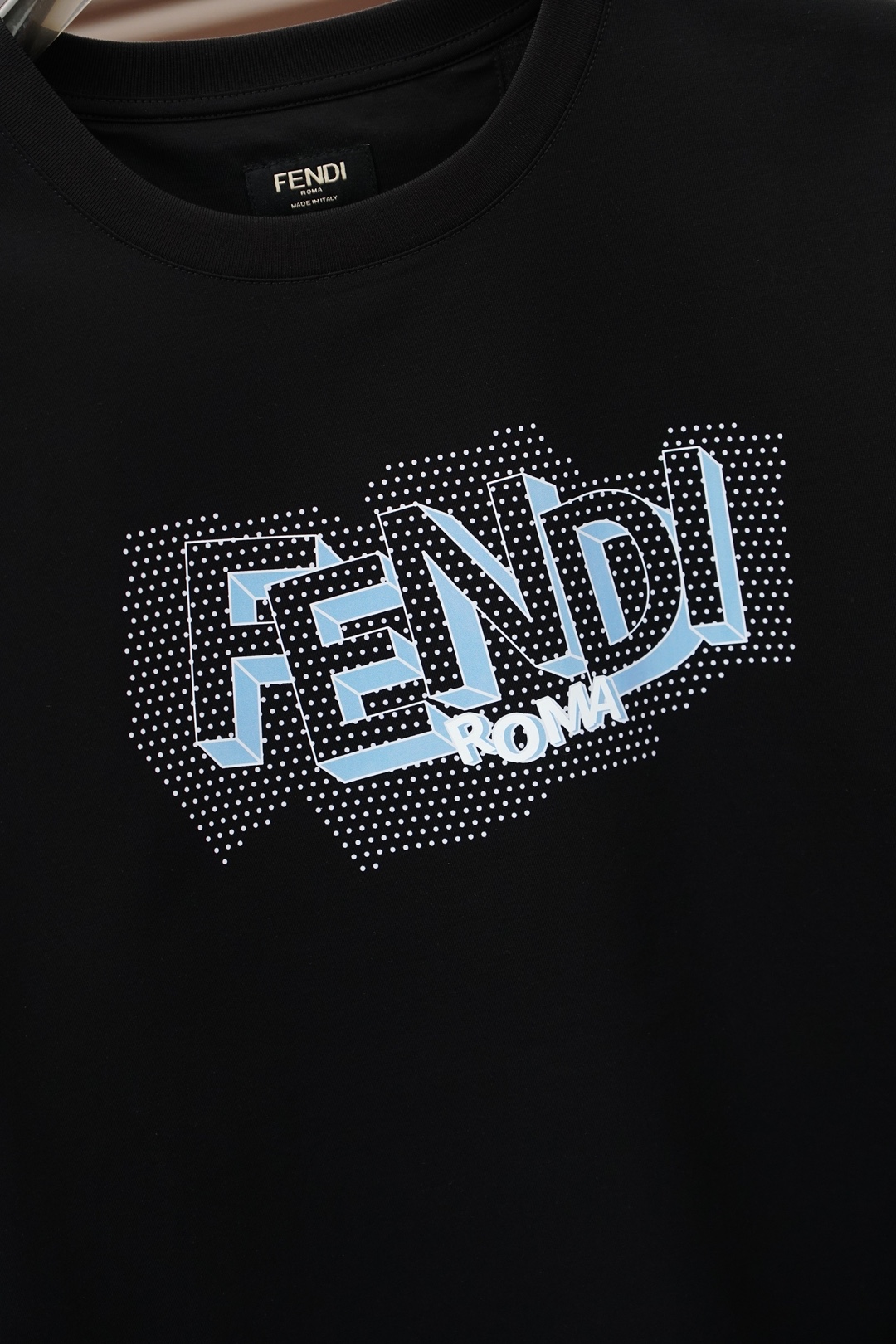 Fendi芬迪26新品专柜代购臻选高版本质地A级 26/S夏季专柜最新款圆领短袖 高端订制 设计前卫时尚