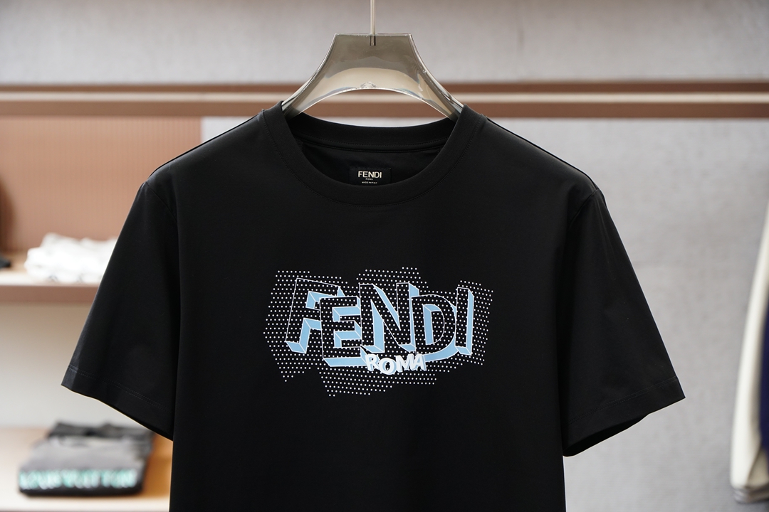 Fendi芬迪26新品专柜代购臻选高版本质地A级 26/S夏季专柜最新款圆领短袖 高端订制 设计前卫时尚