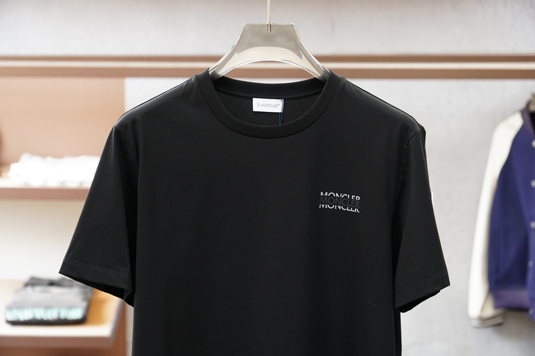 蒙口-Monc&ler.SS26春夏新品字母印花标识短袖T恤，正面饰品牌字母logo重叠拼色印花组合设计