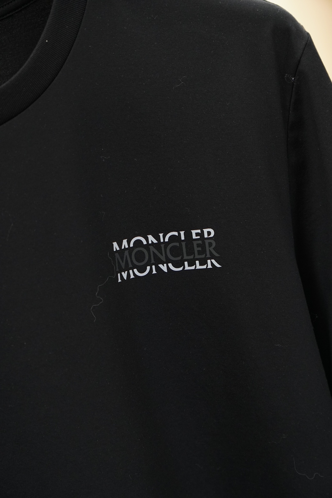 蒙口-Monc&ler.SS26春夏新品字母印花标识短袖T恤，正面饰品牌字母logo重叠拼色印花组合设计