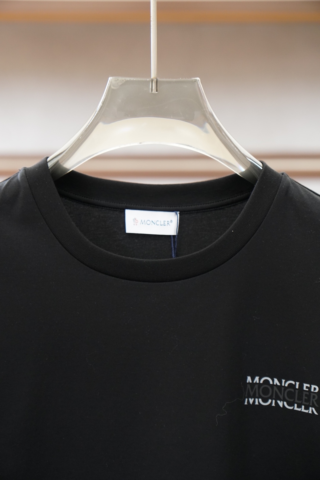 蒙口-Monc&ler.SS26春夏新品字母印花标识短袖T恤，正面饰品牌字母logo重叠拼色印花组合设计