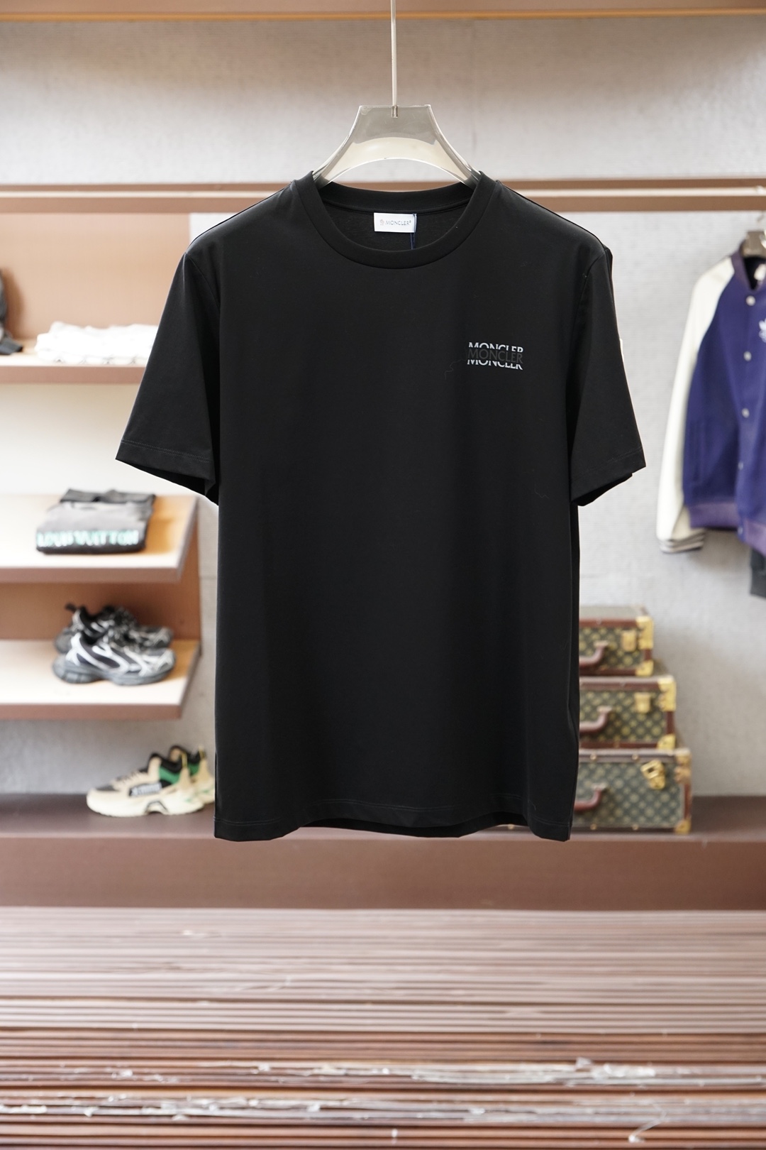 蒙口-Monc&ler.SS26春夏新品字母印花标识短袖T恤，正面饰品牌字母logo重叠拼色印花组合设计