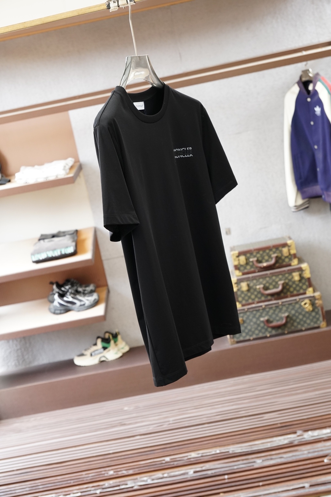 蒙口-Monc&ler.SS26春夏新品字母印花标识短袖T恤，正面饰品牌字母logo重叠拼色印花组合设计