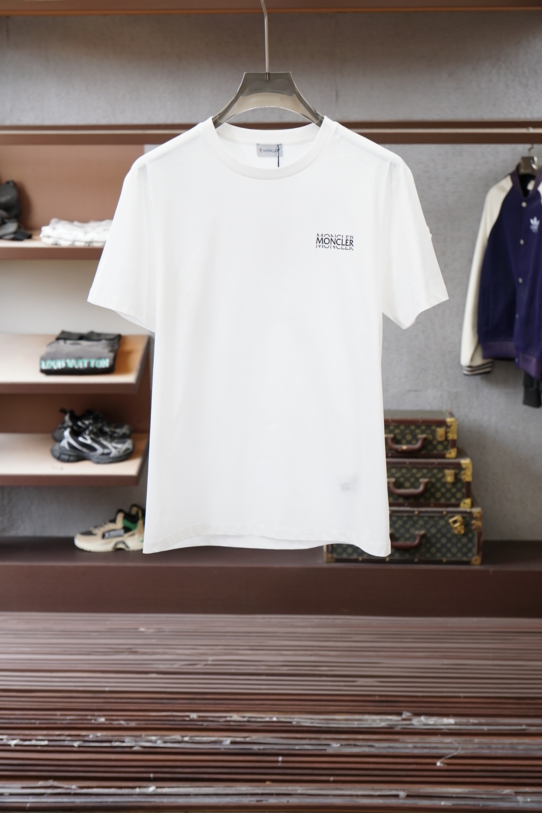 蒙口-Monc&ler.SS26春夏新品字母印花标识短袖T恤，正面饰品牌字母logo重叠拼色印花组合设计