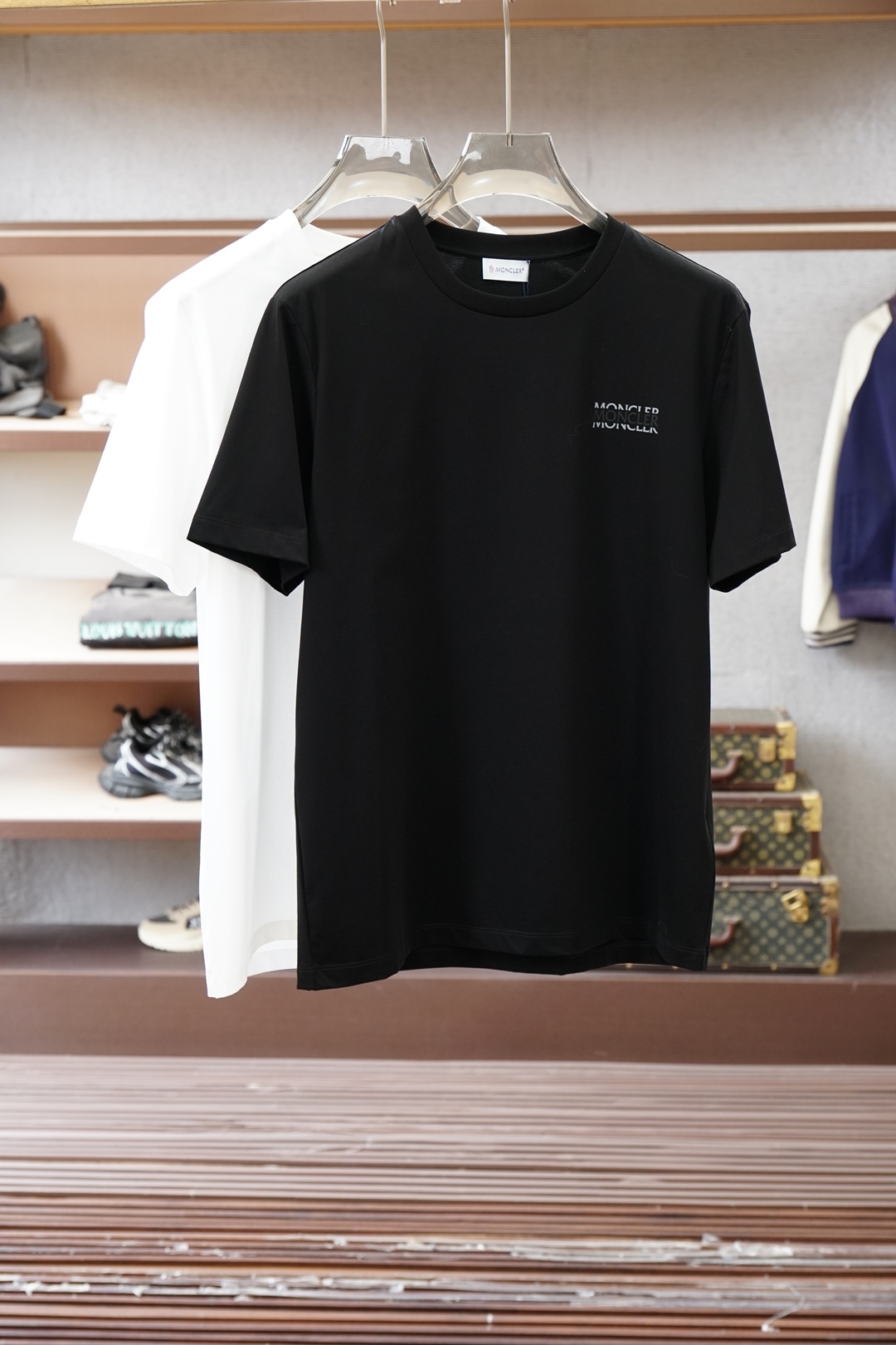 蒙口-Monc&ler.SS26春夏新品字母印花标识短袖T恤，正面饰品牌字母logo重叠拼色印花组合设计