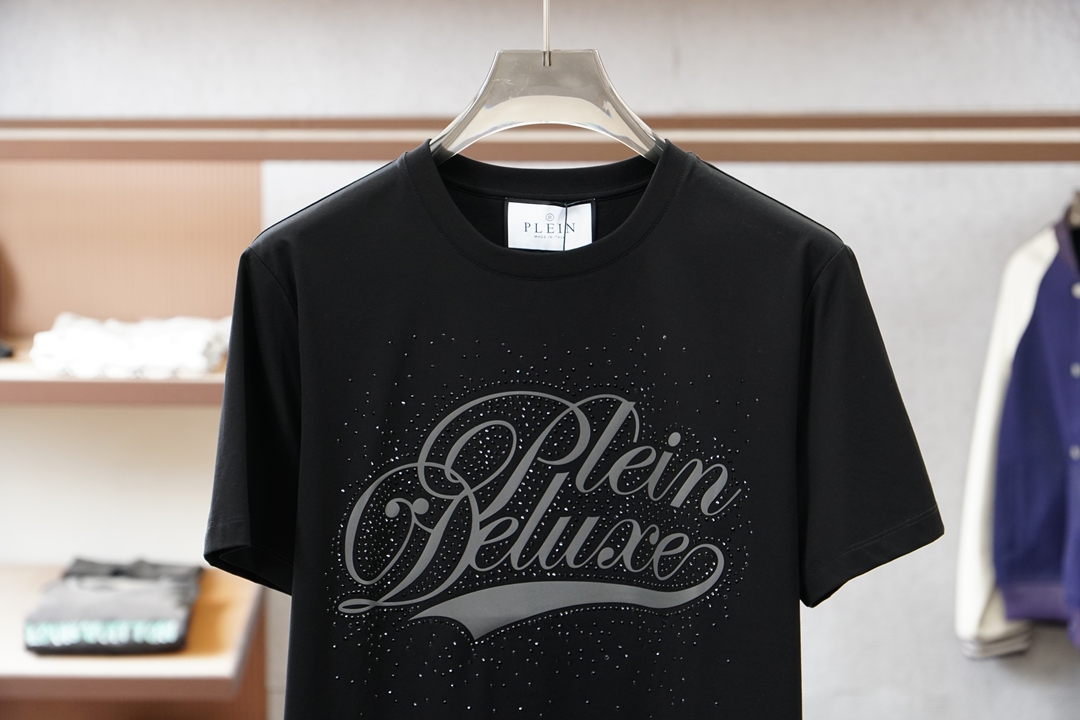 PP-PHILIPP PLEIN SS26春夏新品水晶短袖T恤，正面饰水晶品牌字母，暗黑奢华感拉满！采用