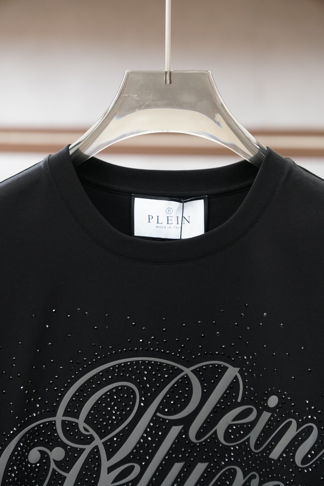 PP-PHILIPP PLEIN SS26春夏新品水晶短袖T恤，正面饰水晶品牌字母，暗黑奢华感拉满！采用