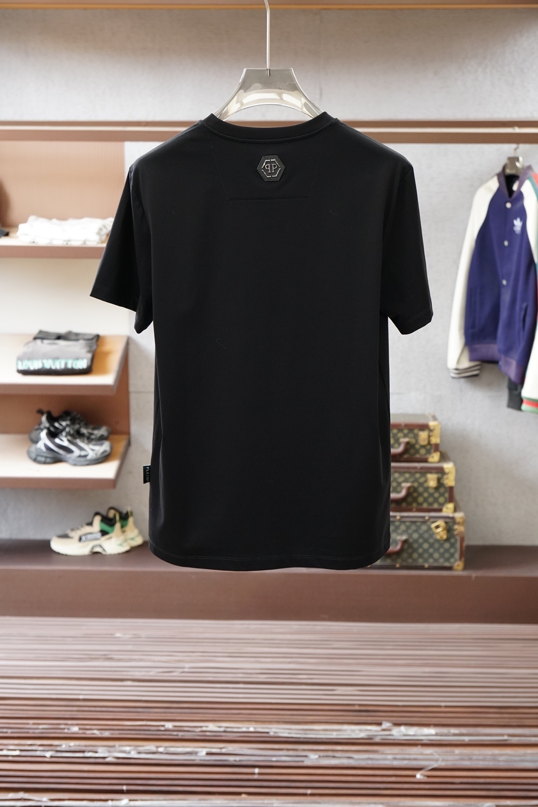 PP-PHILIPP PLEIN SS26春夏新品水晶短袖T恤，正面饰水晶品牌字母，暗黑奢华感拉满！采用