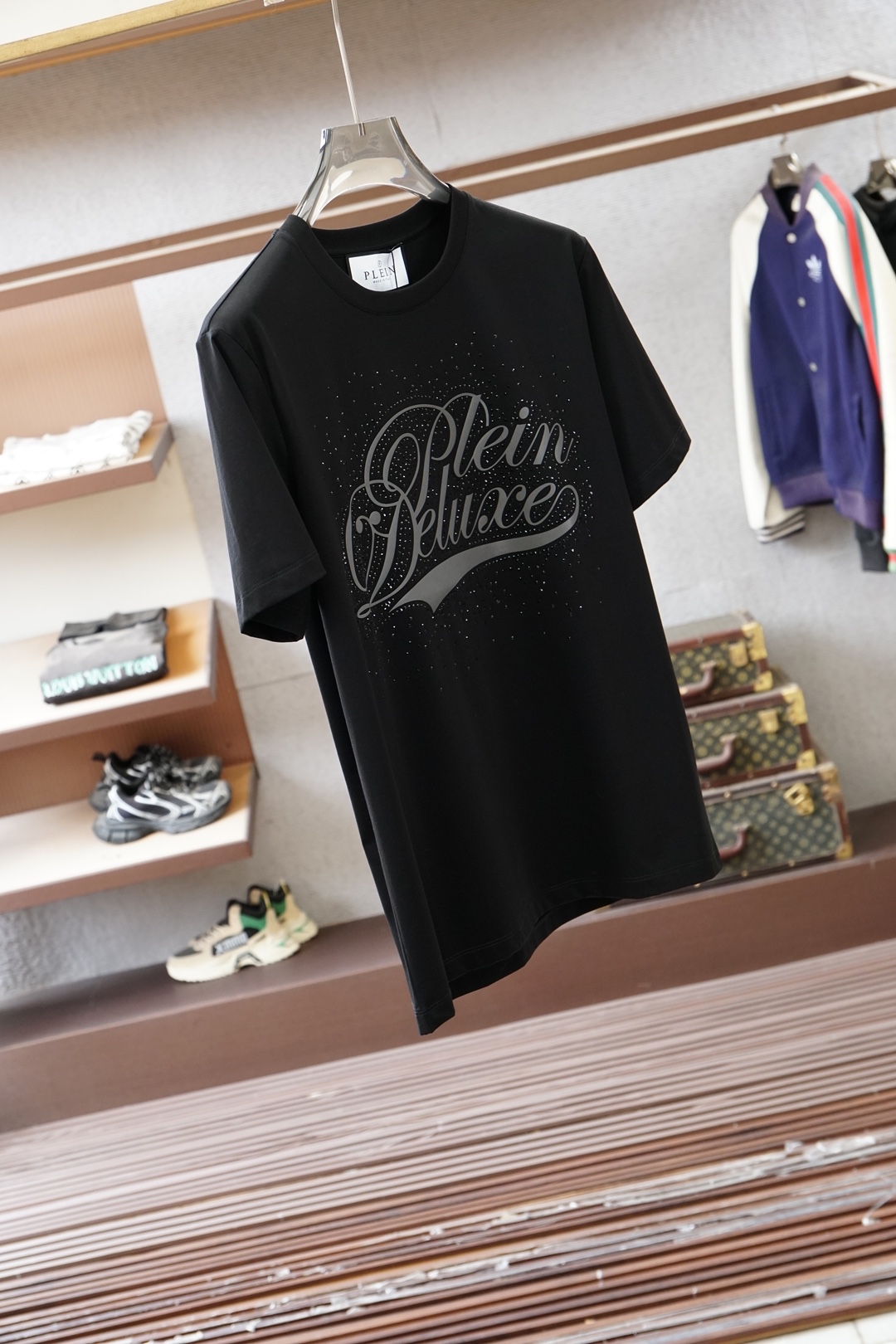 PP-PHILIPP PLEIN SS26春夏新品水晶短袖T恤，正面饰水晶品牌字母，暗黑奢华感拉满！采用