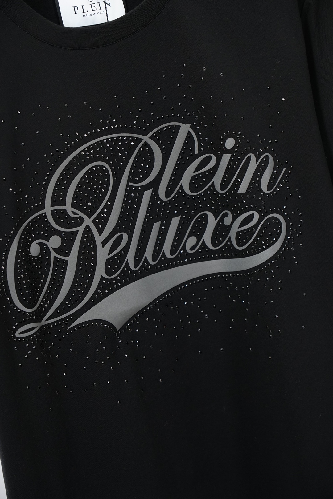 PP-PHILIPP PLEIN SS26春夏新品水晶短袖T恤，正面饰水晶品牌字母，暗黑奢华感拉满！采用