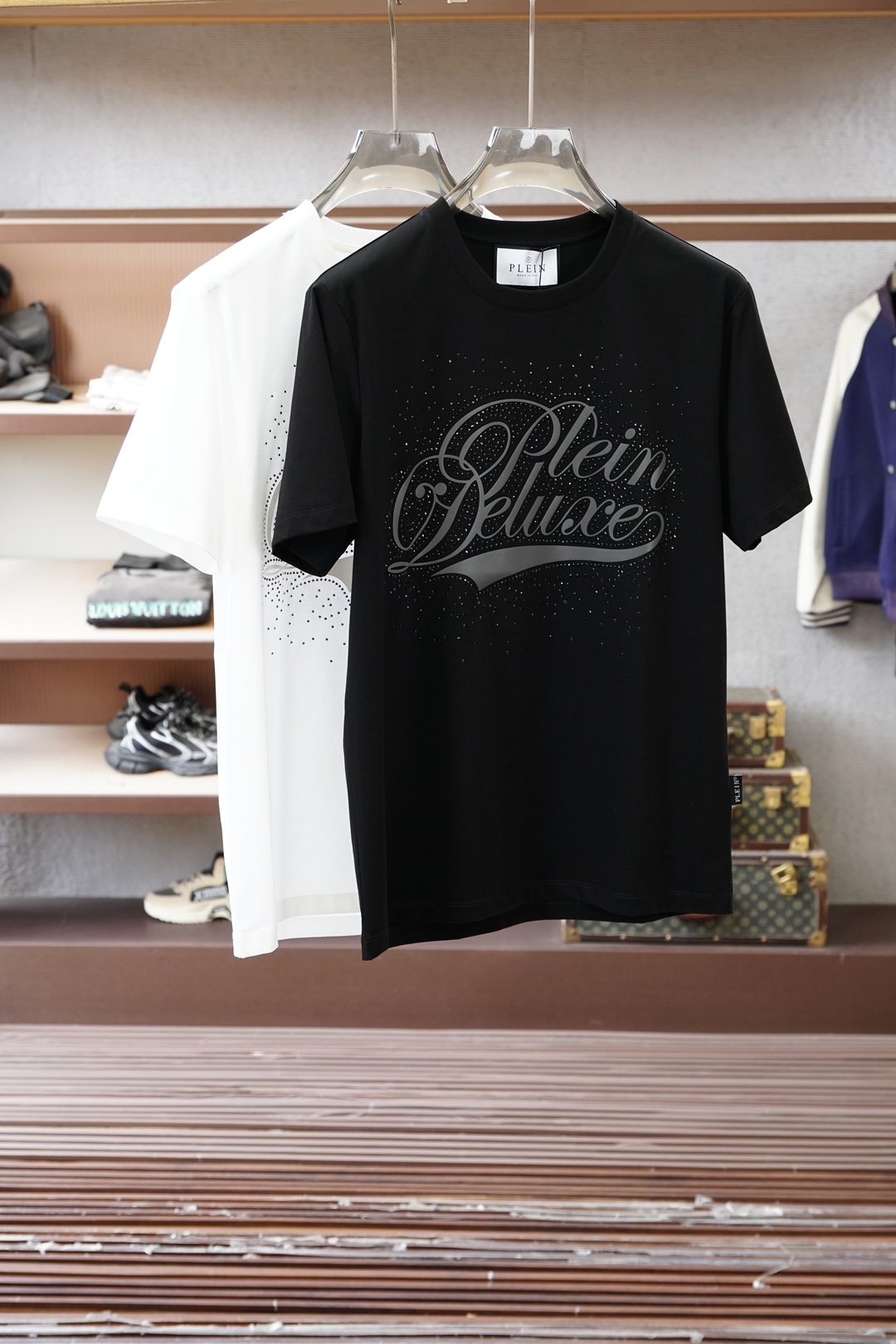 PP-PHILIPP PLEIN SS26春夏新品水晶短袖T恤，正面饰水晶品牌字母，暗黑奢华感拉满！采用