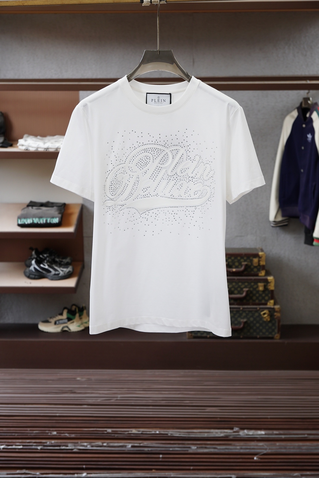 PP-PHILIPP PLEIN SS26春夏新品水晶短袖T恤，正面饰水晶品牌字母，暗黑奢华感拉满！采用