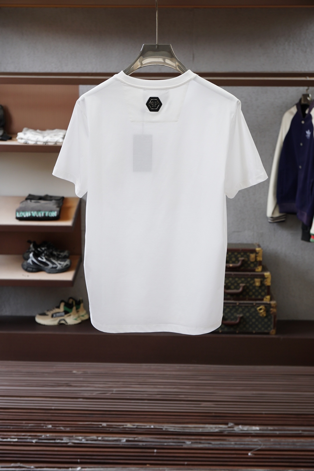 PP-PHILIPP PLEIN SS26春夏新品水晶短袖T恤，正面饰水晶品牌字母，暗黑奢华感拉满！采用