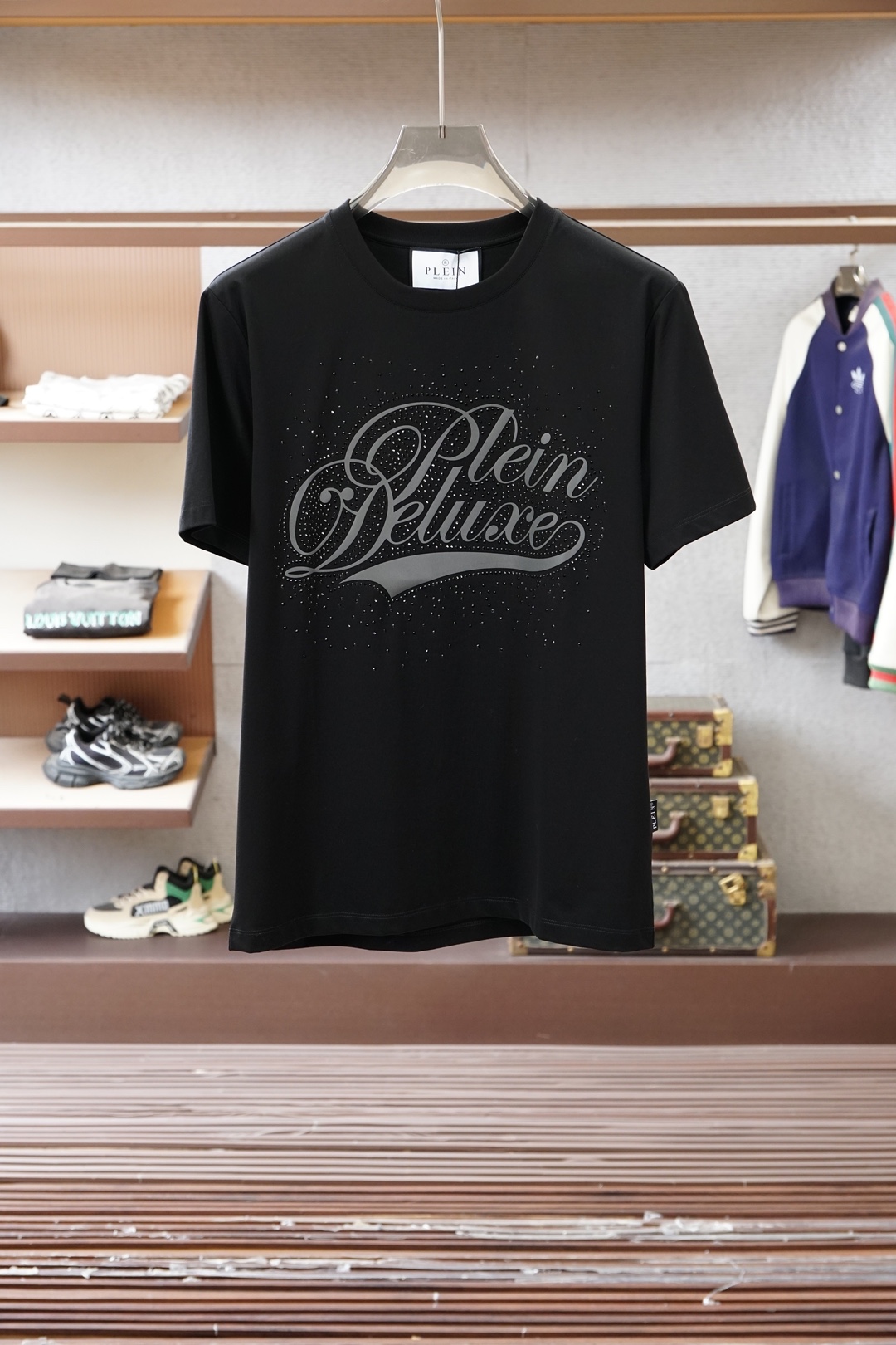 PP-PHILIPP PLEIN SS26春夏新品水晶短袖T恤，正面饰水晶品牌字母，暗黑奢华感拉满！采用