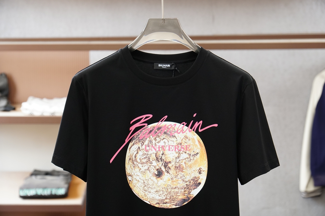 巴尔曼-Balmain.SS26春夏新品涂鸦字母印花标识袖T恤，正面胸前“BALMAIN IS AN A