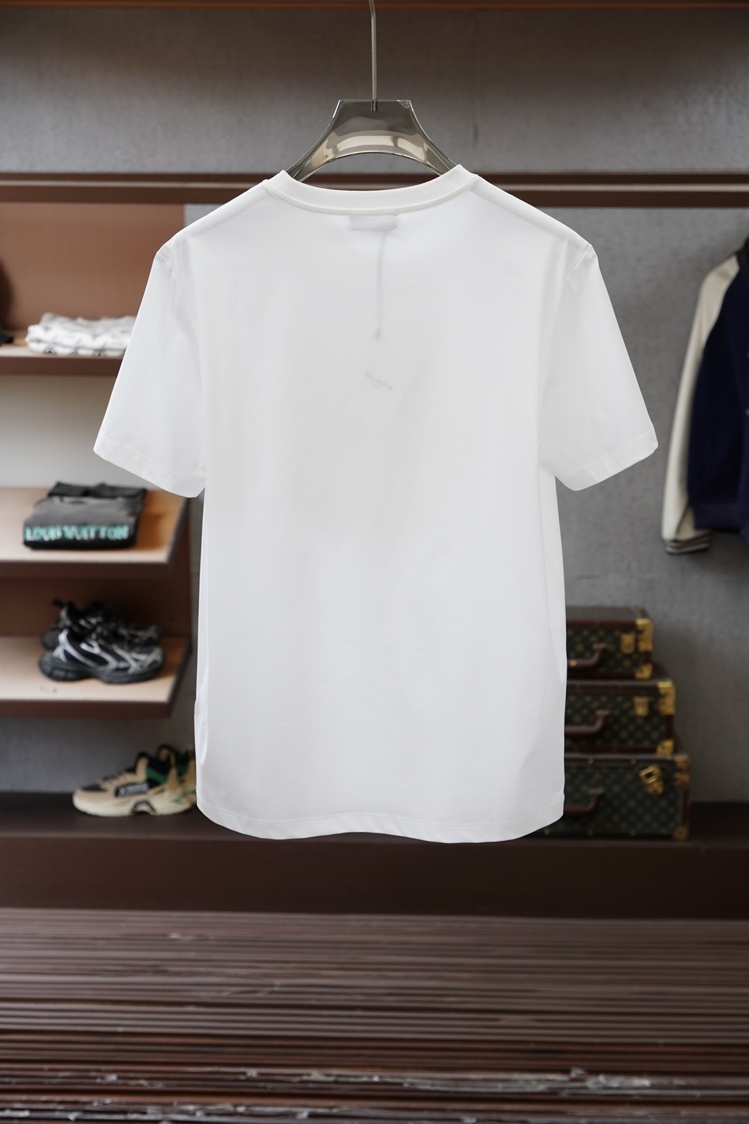 巴尔曼-Balmain.SS26春夏新品涂鸦字母印花标识袖T恤，正面胸前“BALMAIN IS AN A