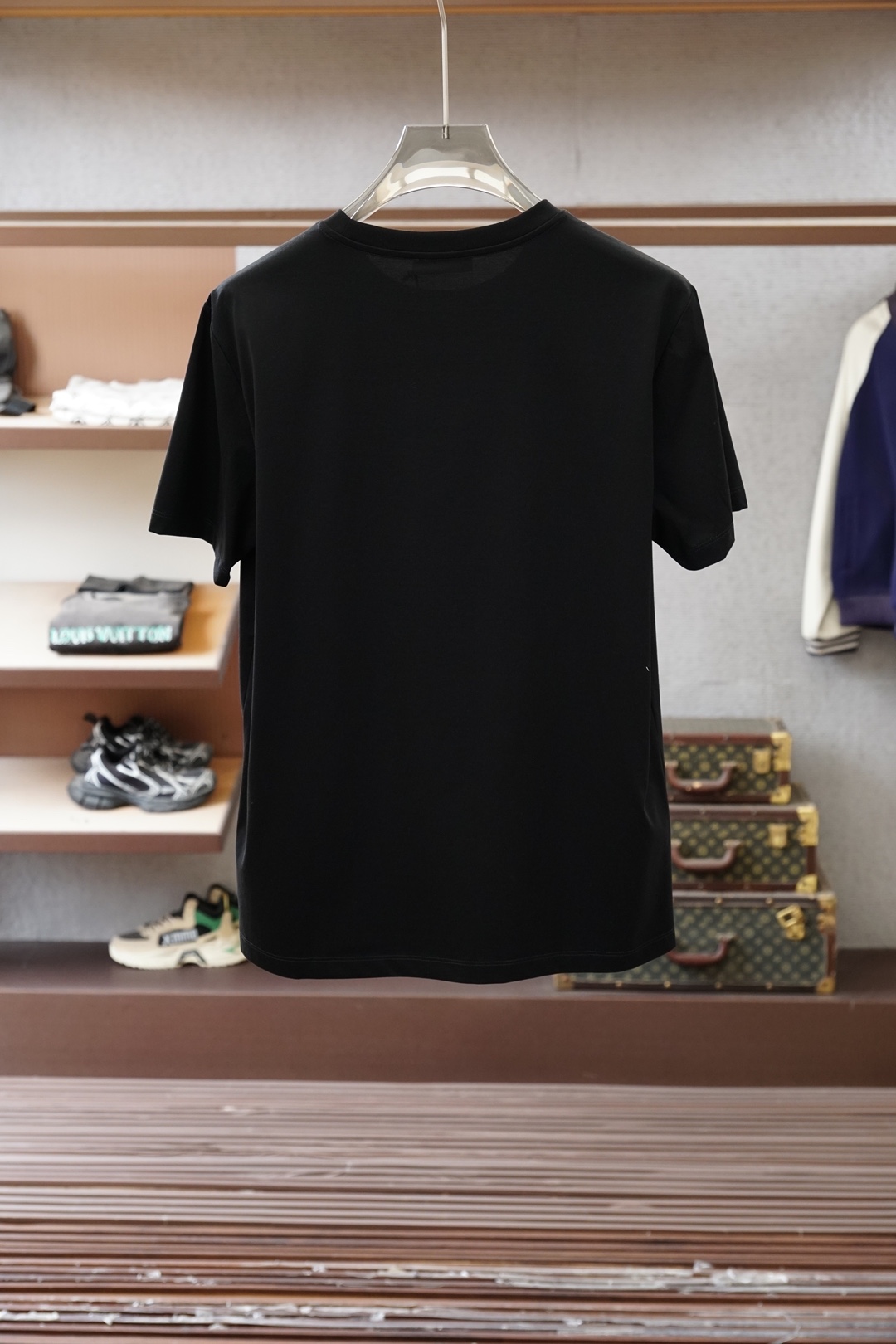 巴尔曼-Balmain.SS26春夏新品涂鸦字母印花标识袖T恤，正面胸前“BALMAIN IS AN A