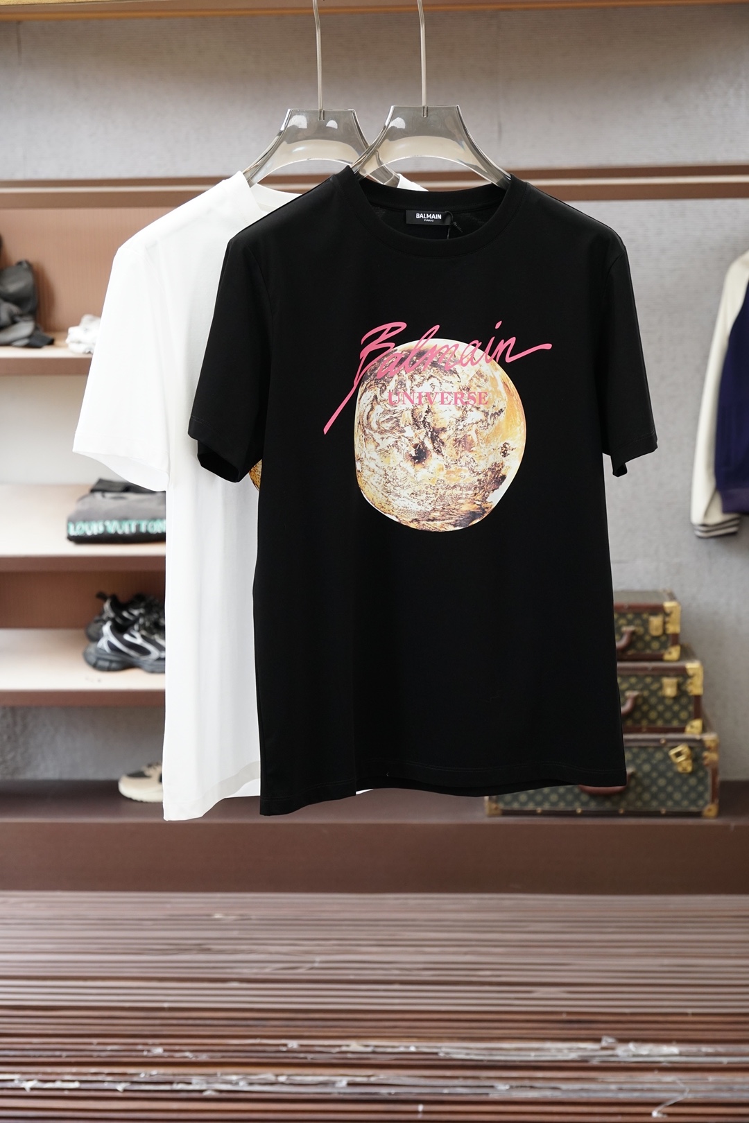 巴尔曼-Balmain.SS26春夏新品涂鸦字母印花标识袖T恤，正面胸前“BALMAIN IS AN A