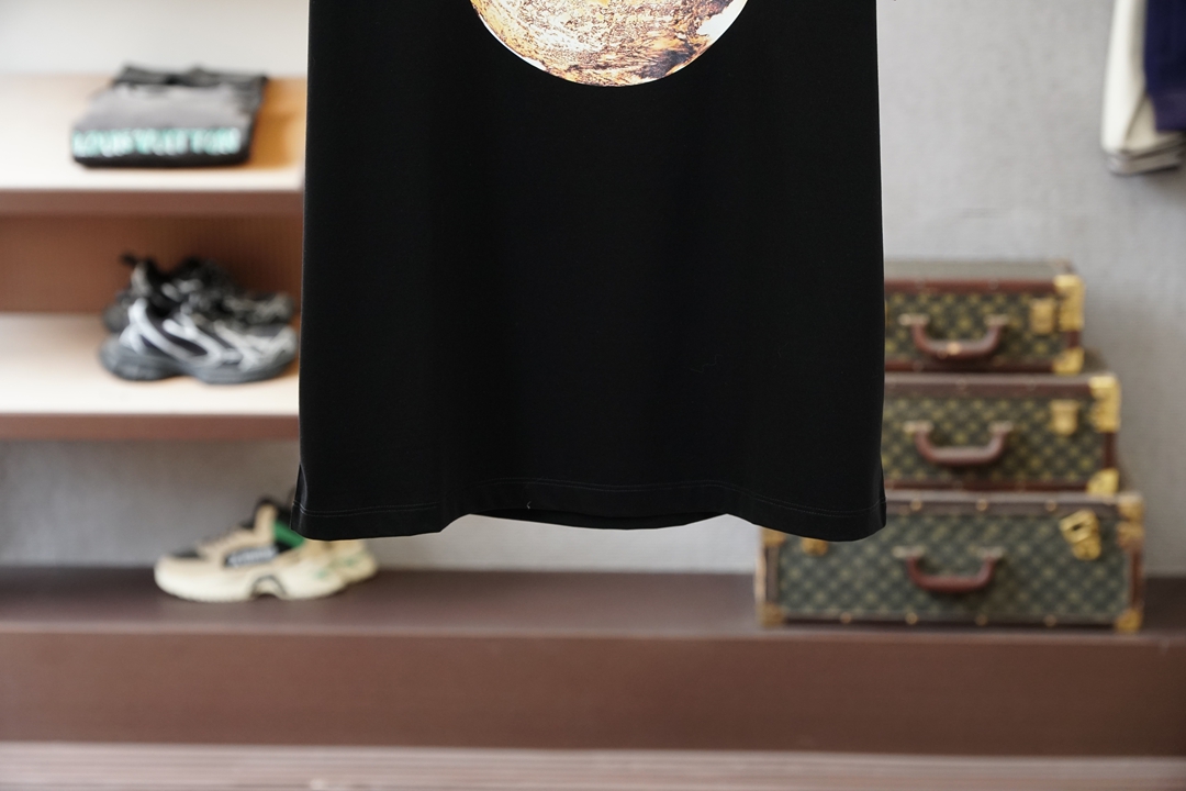巴尔曼-Balmain.SS26春夏新品涂鸦字母印花标识袖T恤，正面胸前“BALMAIN IS AN A