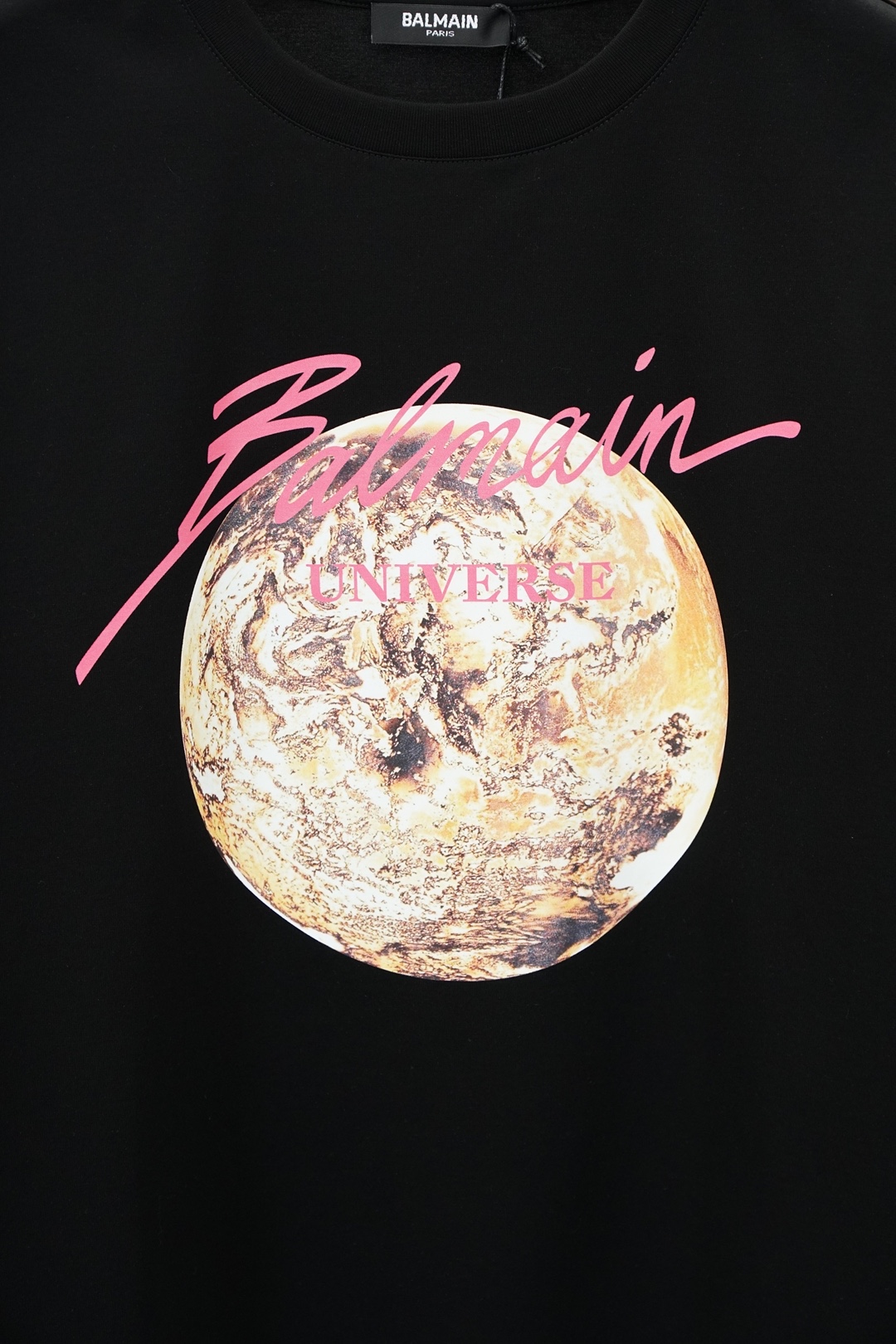 巴尔曼-Balmain.SS26春夏新品涂鸦字母印花标识袖T恤，正面胸前“BALMAIN IS AN A