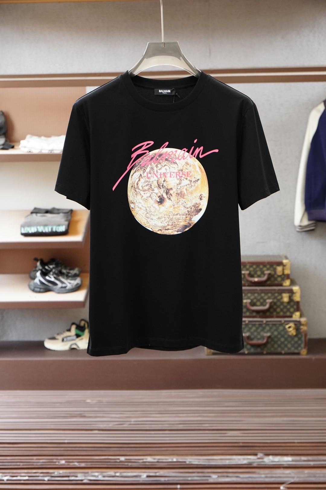 巴尔曼-Balmain.SS26春夏新品涂鸦字母印花标识袖T恤，正面胸前“BALMAIN IS AN A