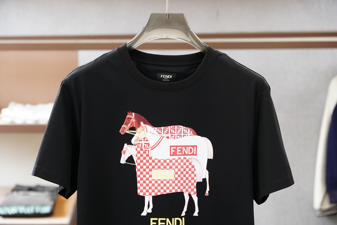 Fendi芬迪-26新品专柜代购臻选高版本质地A级 26/S夏季专柜最新款圆领短袖 高端订制 设计前卫时