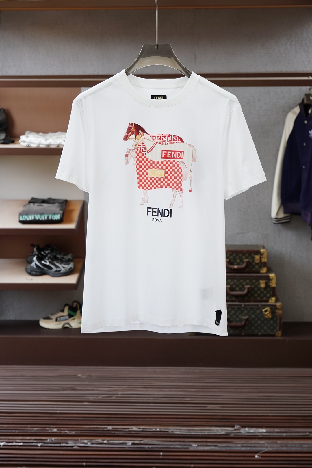 Fendi芬迪-26新品专柜代购臻选高版本质地A级 26/S夏季专柜最新款圆领短袖 高端订制 设计前卫时