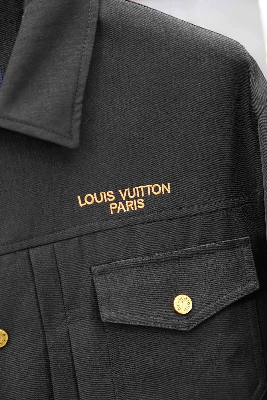 Lv 2026ss春季新款立领外套，衬衣立领时尚个性、加厚纯棉面料笔挺有型，进口YKK五金全高端版本！高