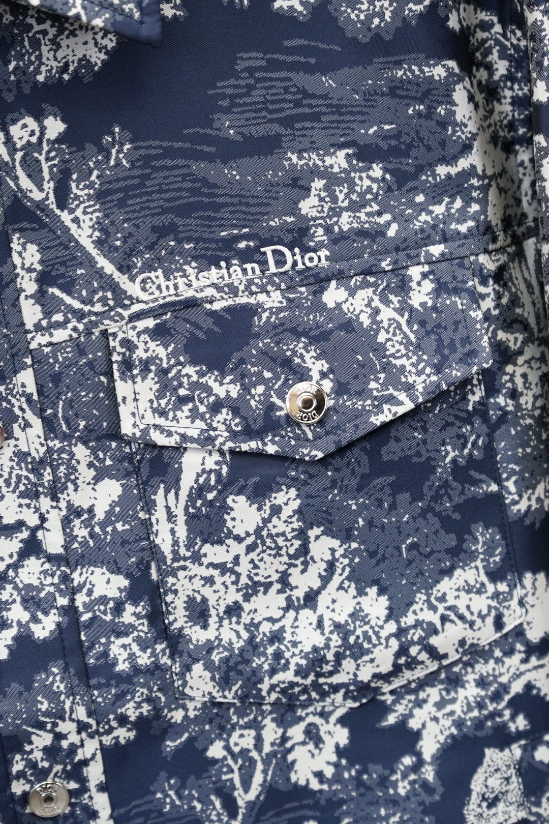 Dior迪奥-2026ss春季新款立领外套，衬衣立领时尚个性、加厚纯棉面料笔挺有型，数码印花潮流时尚进口