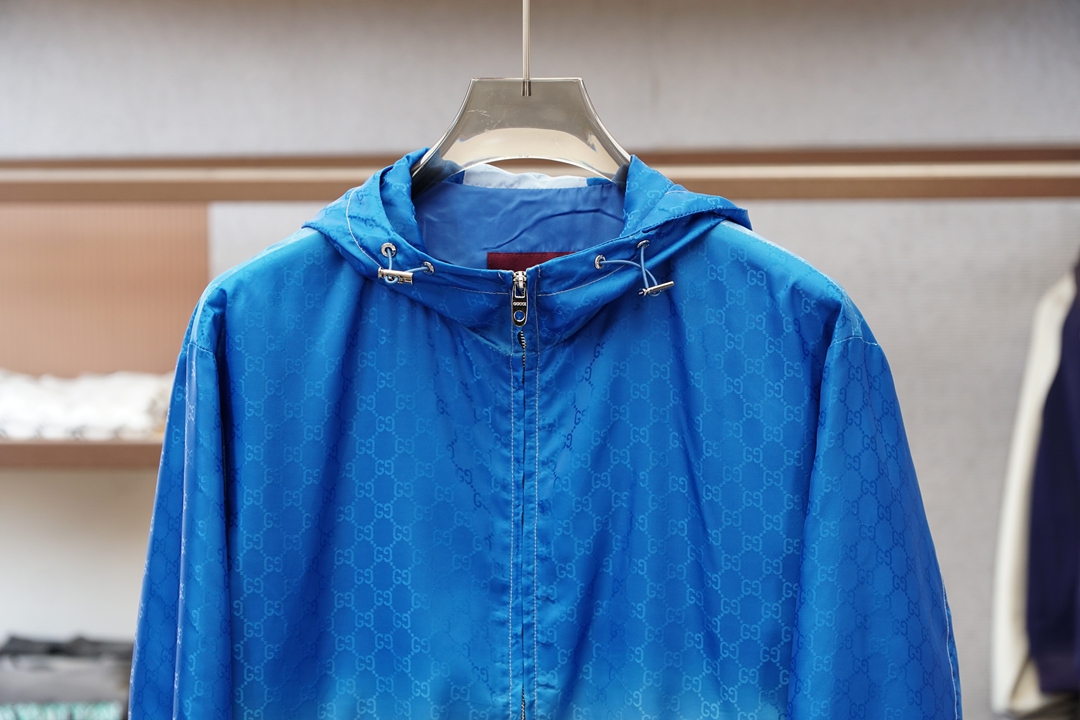 Gucci春夏新品外套🖖🔛👁️深海渐变蓝，一眼沦陷💙Gucci这件渐变连帽外套太绝了从深海蓝到清透浅蓝的