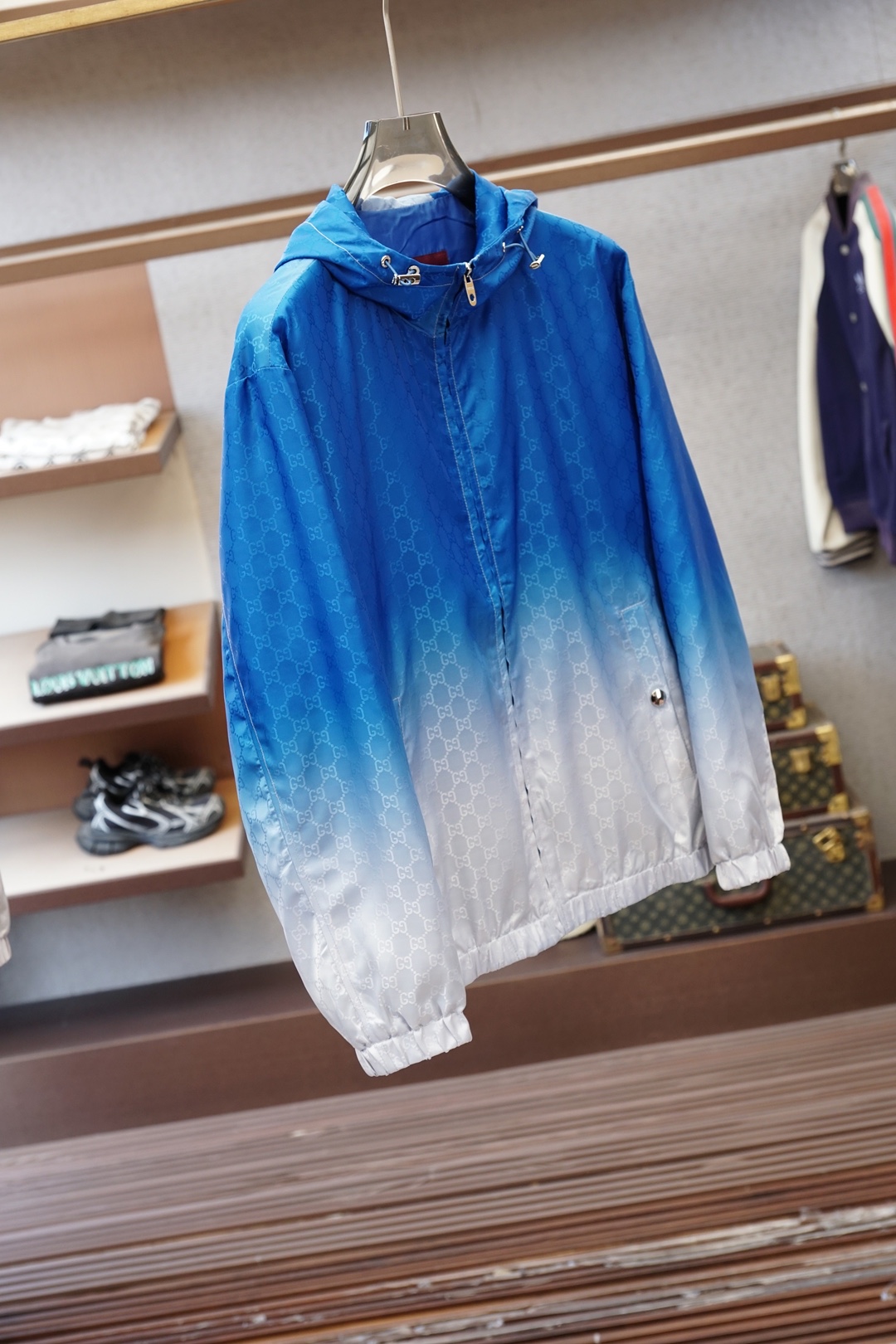 Gucci春夏新品外套🖖🔛👁️深海渐变蓝，一眼沦陷💙Gucci这件渐变连帽外套太绝了从深海蓝到清透浅蓝的