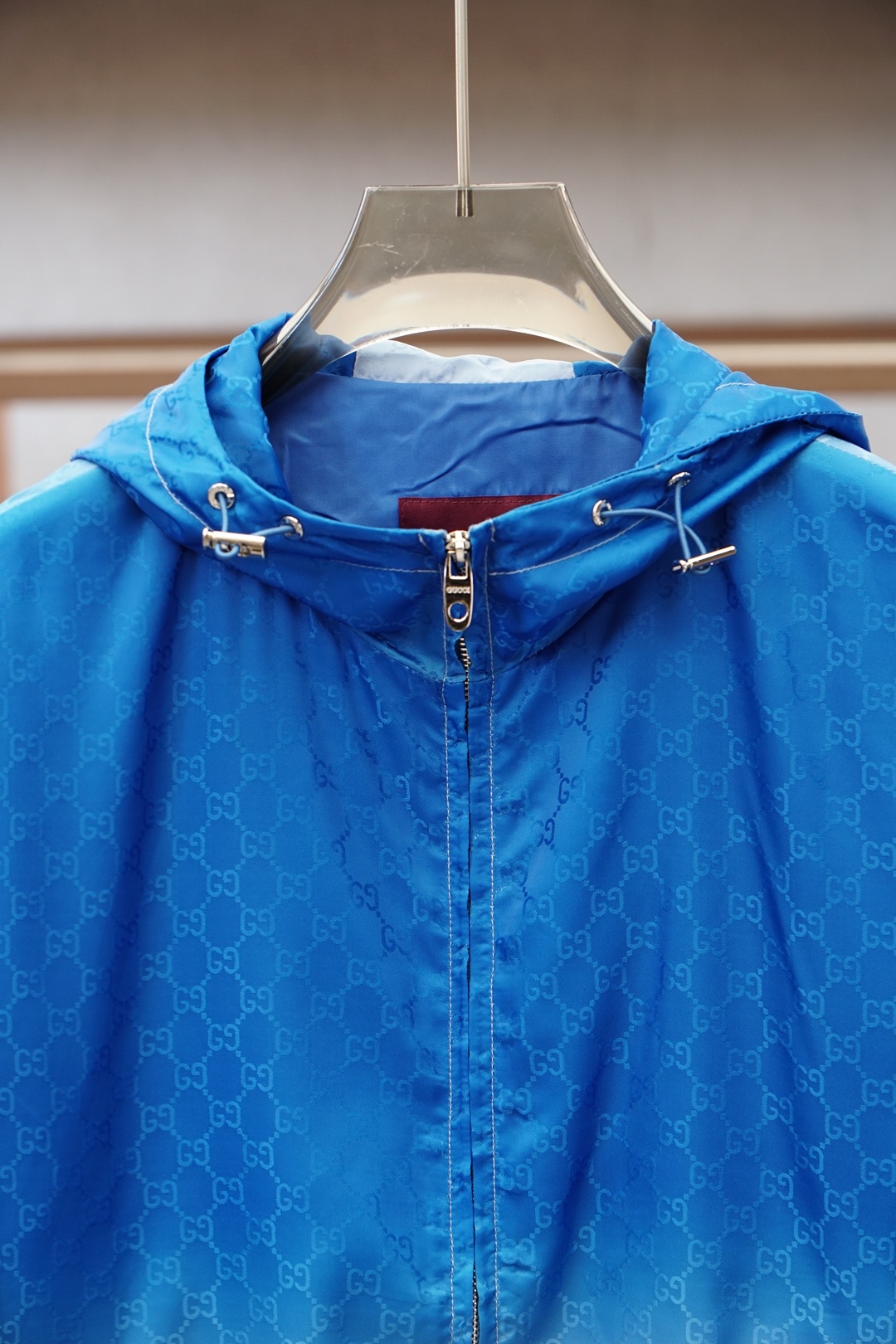 Gucci春夏新品外套🖖🔛👁️深海渐变蓝，一眼沦陷💙Gucci这件渐变连帽外套太绝了从深海蓝到清透浅蓝的