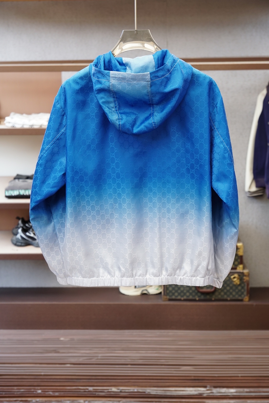 Gucci春夏新品外套🖖🔛👁️深海渐变蓝，一眼沦陷💙Gucci这件渐变连帽外套太绝了从深海蓝到清透浅蓝的