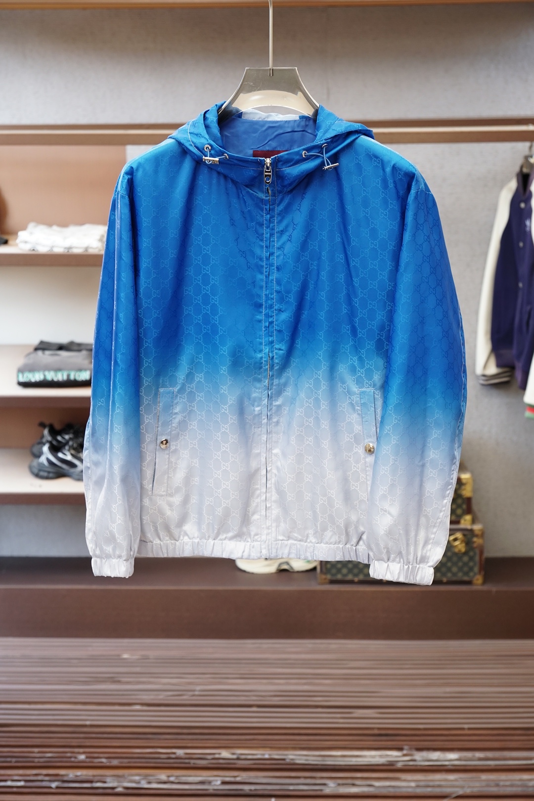 Gucci春夏新品外套🖖🔛👁️深海渐变蓝，一眼沦陷💙Gucci这件渐变连帽外套太绝了从深海蓝到清透浅蓝的
