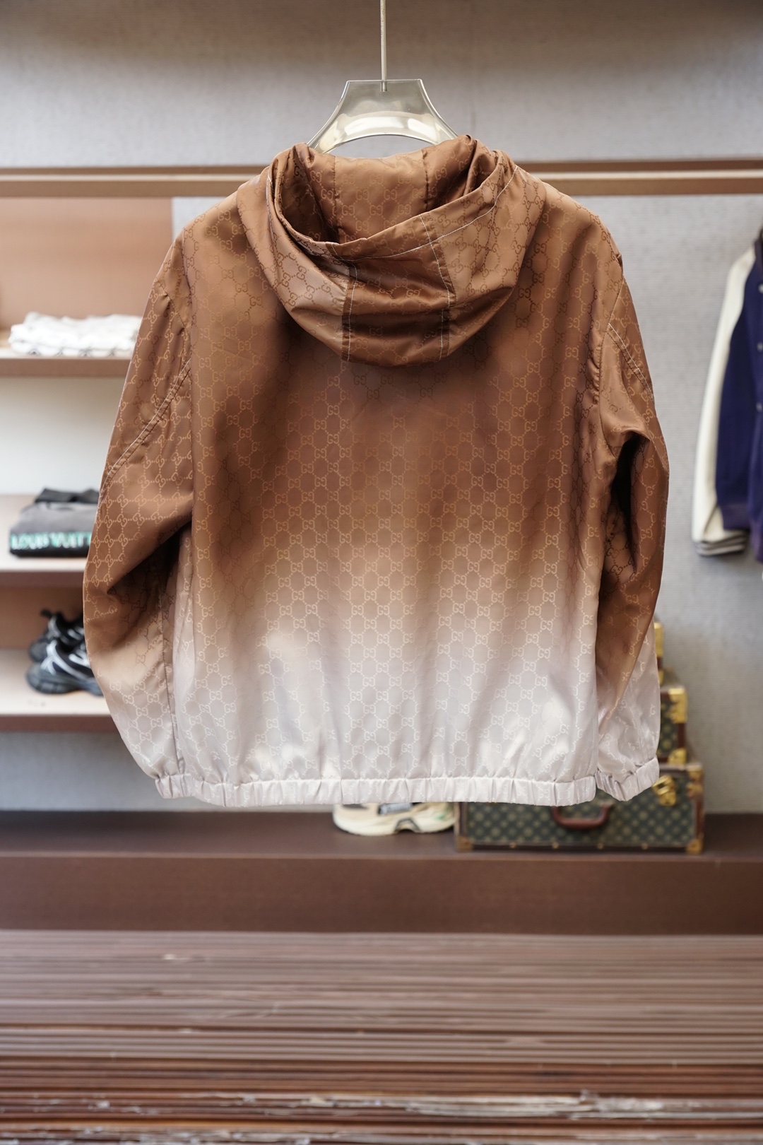 Gucci春夏新品外套🖖🔛👁️深海渐变蓝，一眼沦陷💙Gucci这件渐变连帽外套太绝了从深海蓝到清透浅蓝的