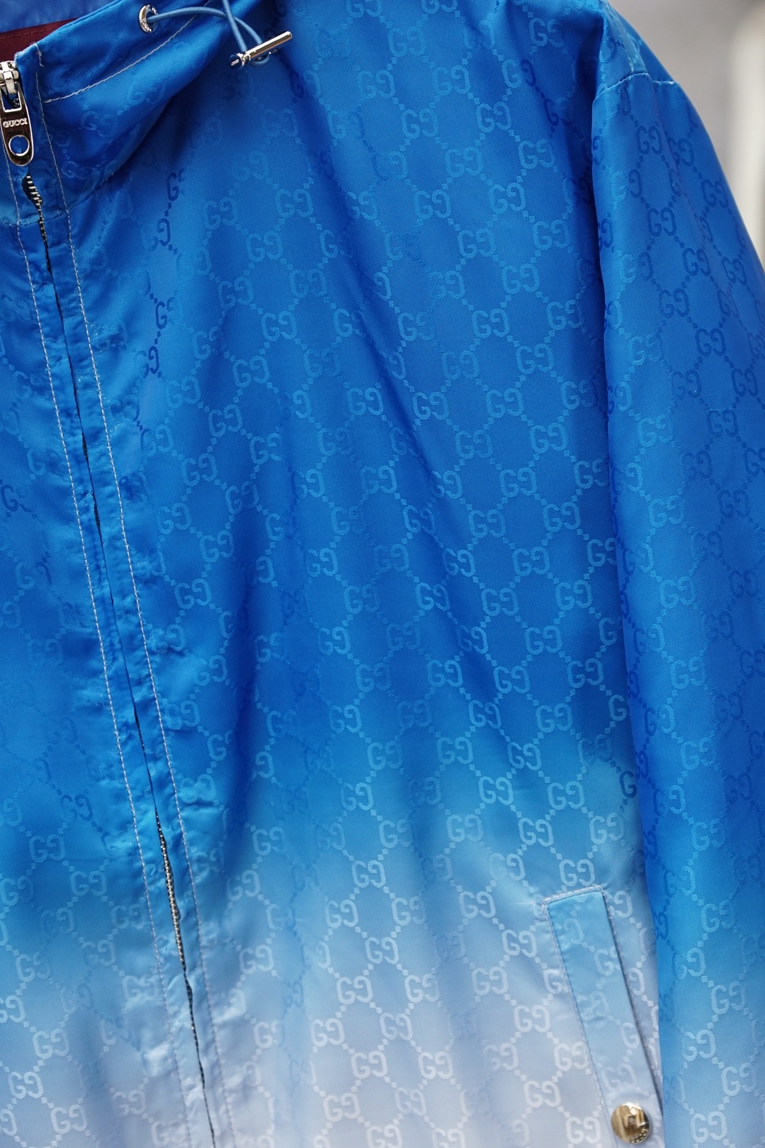 Gucci春夏新品外套🖖🔛👁️深海渐变蓝，一眼沦陷💙Gucci这件渐变连帽外套太绝了从深海蓝到清透浅蓝的