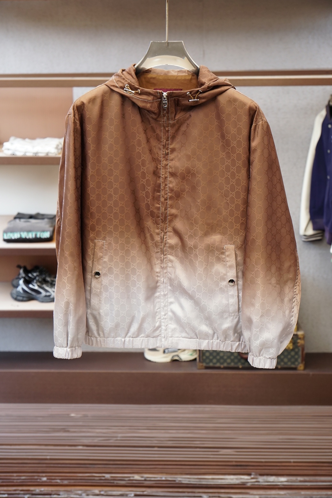 Gucci春夏新品外套🖖🔛👁️深海渐变蓝，一眼沦陷💙Gucci这件渐变连帽外套太绝了从深海蓝到清透浅蓝的