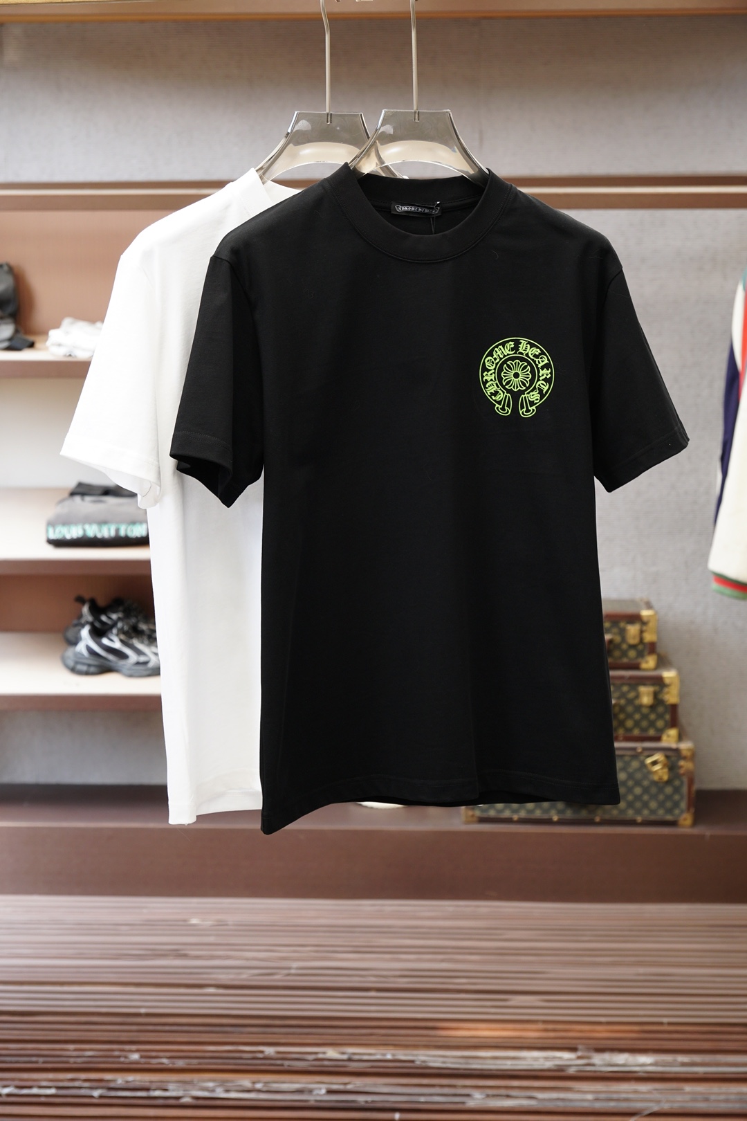 NO:845940,Kroxin - 26 new product counter purchasing, high quality version, 26/S summer counter latest round neck short sleeves, high-end customization, avant-garde and fashionable design!  Embroidered brand logo and heavy craftsmanship design. High-end customized 160-count high-density pure cotton fabric. Soft to the touch. Comfortable to wear. Exquisite stitching at the counter level. Fine workmanship. The upper body effect is incomparably handsome! 码数XS_L,,chrome hearts,T-shirt,19860909克罗心--26新品专柜代购臻选高版本质地级 26/S夏季专柜最新款圆领短袖 高端订制 设计前卫时尚！刺绣品牌logo重工艺设计 高端定制160支高密度纯棉面料.手感柔软.穿着舒适.专柜级别精致车线.做工精细.上身效果无敌帅气！码数XS_L,,chrome hearts,T-shirt,,Men's clothing