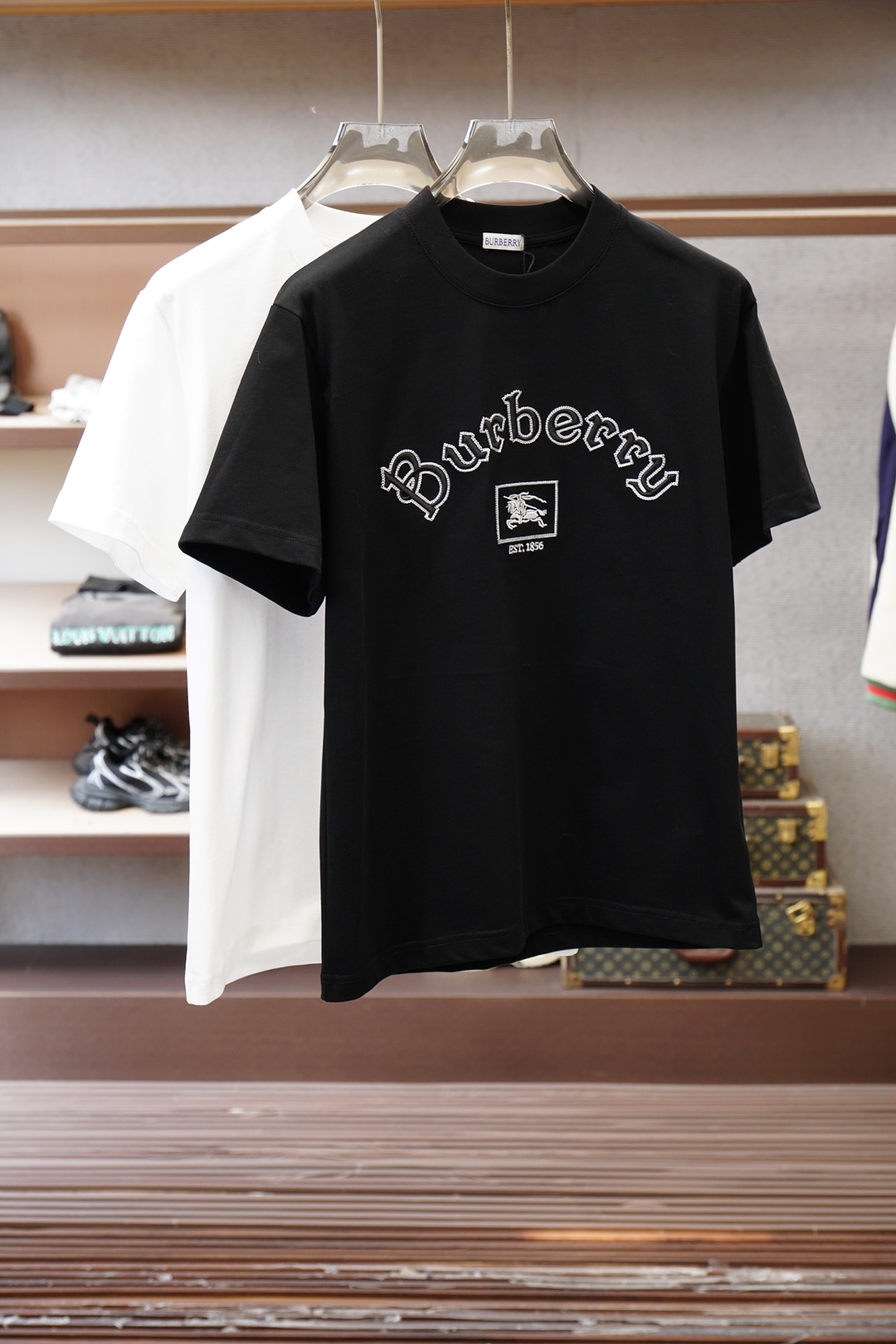 NO:845933,BBR Burberry-26 New Products Counter Purchasing High Version Texture Grade 26/S Summer Counter Latest Round Neck Short Sleeve High-end Customized Design Avant-garde Fashion!  Embroidered brand logo and heavy craftsmanship design. High-end customized 160-count high-density pure cotton fabric. Soft to the touch. Comfortable to wear. Exquisite stitching at the counter level. Fine workmanship. The upper body effect is incomparably handsome!  Size XS_L,,burberry,T-shirt,19860909BBR巴宝莉-26新品专柜代购臻选高版本质地级 26/S夏季专柜最新款圆领短袖 高端订制 设计前卫时尚！刺绣品牌logo重工艺设计 高端定制160支高密度纯棉面料.手感柔软.穿着舒适.专柜级别精致车线.做工精细.上身效果无敌帅气！码数XS_L,,burberry,T-shirt,,Men's clothing