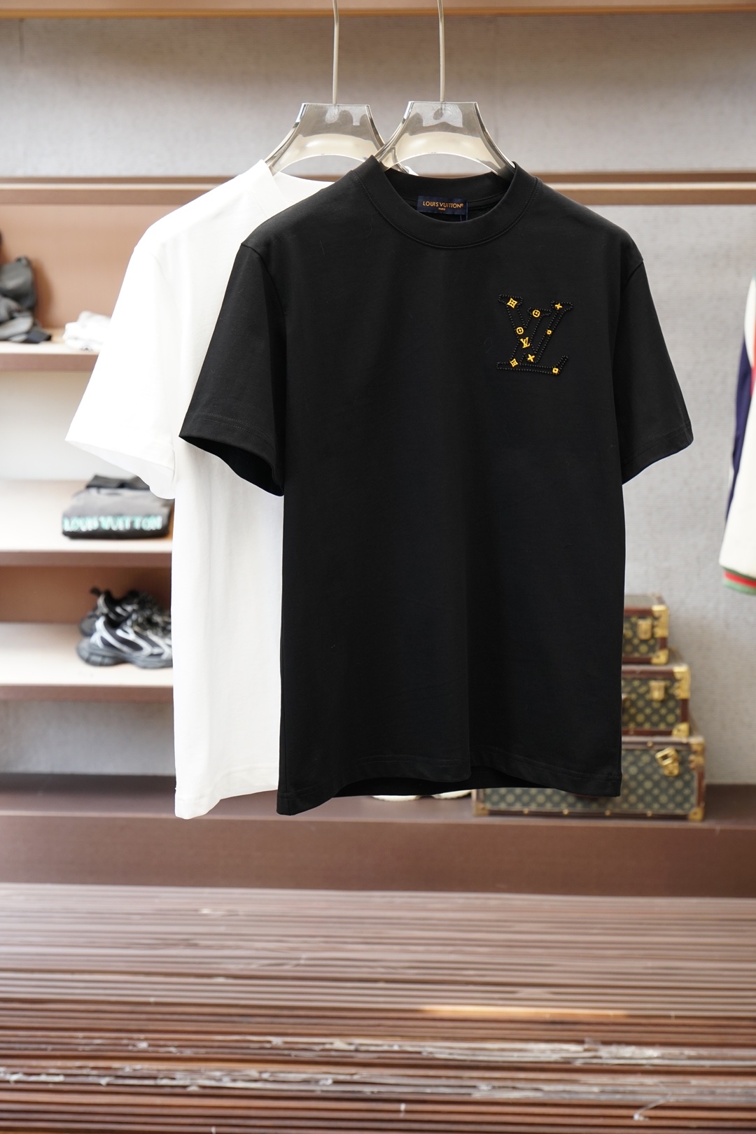 NO:845946,LV Louis Vuitton-26 New Products Counter Purchasing High-end Texture 26/S Summer Counter Latest Round Neck Short Sleeve High-end Customized Design Avant-garde Fashion!  Embroidered brand logo and heavy craftsmanship design. High-end customized 160-count high-density pure cotton fabric. Soft to the touch. Comfortable to wear. Exquisite stitching at the counter level. Fine workmanship. The upper body effect is incomparably handsome!  Size XS_L,,louis vuitton,louis vuitton,T-shirt,19860909LV 路易威登-26新品专柜代购臻选高版本质地级 26/S夏季专柜最新款圆领短袖 高端订制 设计前卫时尚！刺绣品牌logo重工艺设计 高端定制160支高密度纯棉面料.手感柔软.穿着舒适.专柜级别精致车线.做工精细.上身效果无敌帅气！码数XS_L,,louis vuitton,louis vuitton,T-shirt,,Men's clothing