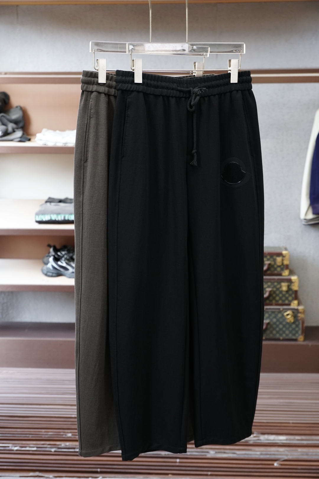 NO:774032,Mengkou - 2026 spring and summer new men's casual pants, ultra-fine pure cotton fabric casual pants, the latest upper body style is invincible!  You can definitely close your eyes and close your eyes. This type of pants is very versatile and has an elastic waist. It can be worn in daily work and outdoor sports. It is the perfect combination of fashion, leisure and outdoor sports, so it is your best choice whether you wear it daily or outdoors. Extreme comfort and quick perspiration are the most popular focus, improving the wearing comfort. It is suitable for aerobic exercise and cross-country running. This type of running casual pants has an extremely wide range of applications, allowing you to naturally maintain your love for sports in the summer, and can also be worn in leisure life.  Size M-3XL, color black gray, Moncler,19860909蒙口-2026春夏新款男士休闲裤 超细纯棉面料休闲裤,最新款上身版型无敌正！ 绝对可以闭眼收的一款 此款裤子非常百搭,弹力腰围,日常上班 户外运动都可以穿着,是时尚休闲与户外运动的完美结合,所以无论您平时穿或者户外穿都是您的最佳选择. 极致舒适和快速排汗是备受青睐的重点,提升穿着舒适度,适合有氧运动和越野跑条件下穿着,此款是一件适用范围极其广泛的跑步休闲裤,让你在夏天自然可以保持对运动热爱,也可以在休闲生活中穿着 尺码M-3XL, 颜色黑色灰色,,Moncler,,Men's clothing