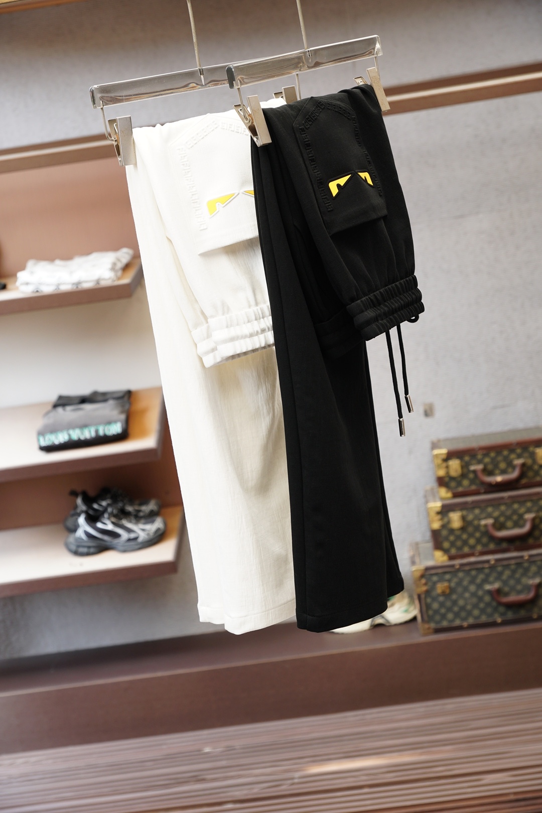 NO:774034,Fendi Fendi_2026 spring and summer new men's casual pants, ultra-fine cotton fabric casual pants, the latest upper body style is invincible!  You can definitely close your eyes and close your eyes. This type of pants is very versatile and has an elastic waist. It can be worn in daily work and outdoor sports. It is the perfect combination of fashion, leisure and outdoor sports, so it is your best choice whether you wear it daily or outdoors. Extreme comfort and quick perspiration are the most popular focus, improving the wearing comfort. It is suitable for aerobic exercise and cross-country running. This type of running casual pants has an extremely wide range of applications, allowing you to naturally maintain your love for sports in the summer, and can also be worn in leisure life.  Size M-3XL, color black, off-white,,fendi,fendi,19860909Fendi芬迪_2026春夏新款男士休闲裤 超细纯棉面料休闲裤,最新款上身版型无敌正！ 绝对可以闭眼收的一款 此款裤子非常百搭,弹力腰围,日常上班 户外运动都可以穿着,是时尚休闲与户外运动的完美结合,所以无论您平时穿或者户外穿都是您的最佳选择. 极致舒适和快速排汗是备受青睐的重点,提升穿着舒适度,适合有氧运动和越野跑条件下穿着,此款是一件适用范围极其广泛的跑步休闲裤,让你在夏天自然可以保持对运动热爱,也可以在休闲生活中穿着 尺码M-3XL, 颜色黑色米白,,fendi,fendi,,Men's clothing