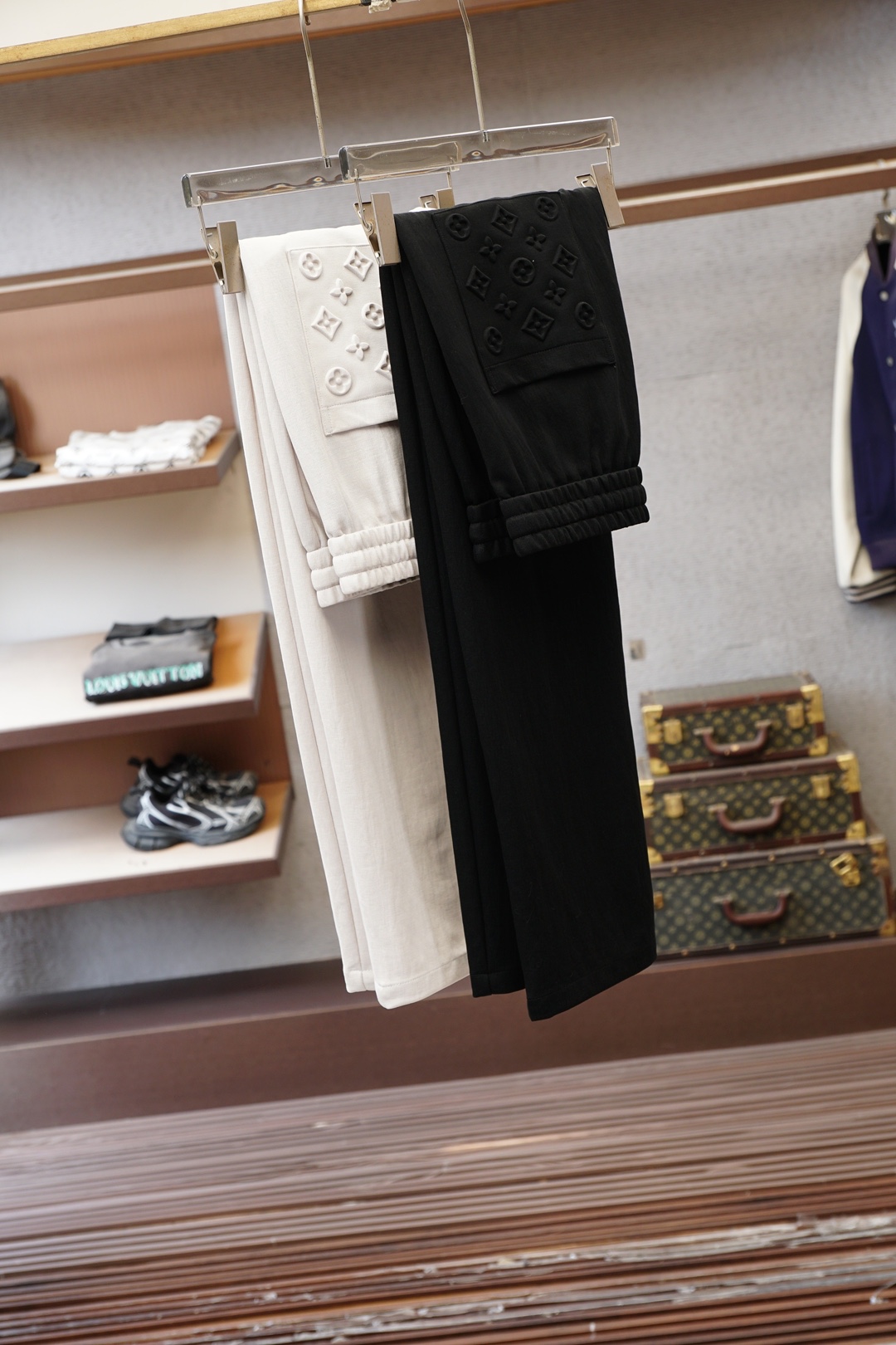 NO:774036,LV Louis Vuitton - 2026 spring and summer new men's casual pants, ultra-fine pure cotton fabric casual pants, the latest upper body version is invincible!  You can definitely close your eyes and close your eyes. This pair of pants is very versatile and has an elastic waist. It can be worn in daily work and outdoor sports. It is the perfect combination of fashion and leisure and outdoor sports, so it is your best choice whether you wear it daily or outdoors. Extreme comfort and quick perspiration are the most popular focus, which improves the wearing comfort and is suitable for aerobic exercise and cross-country running conditions. This type of running casual pants has an extremely wide range of applications, allowing you to naturally maintain your love for sports in the summer, and can also be worn in leisure life.  Size M-3XL, color black beige,,louis vuitton,louis vuitton,19860909Lv 路易威登-2026春夏新款男士休闲裤 超细纯棉面料休闲裤,最新款上身版型无敌正！ 绝对可以闭眼收的一款 此款裤子非常百搭,弹力腰围,日常上班 户外运动都可以穿着,是时尚休闲与户外运动的完美结合,所以无论您平时穿或者户外穿都是您的最佳选择. 极致舒适和快速排汗是备受青睐的重点,提升穿着舒适度,适合有氧运动和越野跑条件下穿着,此款是一件适用范围极其广泛的跑步休闲裤,让你在夏天自然可以保持对运动热爱,也可以在休闲生活中穿着 尺码M-3XL, 颜色黑色米色,,louis vuitton,louis vuitton,,Men's clothing