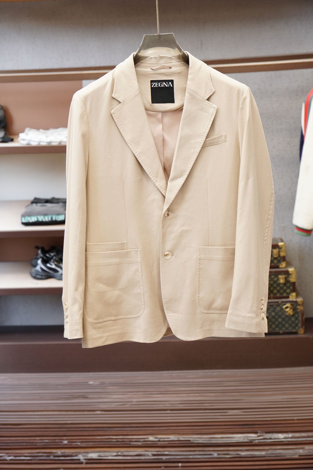 NO:833528,Zegna - 2026 early spring light luxury series of suits - the latest fashionable men's linen thin suit jackets. Custom-woven and custom-dyed fabrics. Every detail shows craftsmanship. Sufficient advanced structural tailoring design changes to show men's diverse image changes, slim and neat, tailoring to meet the current popular multi-layered wear, customized horn buttons, unique. Versatile styles for life, complete with three standards for boutique shipments. Sizes M-3XL,,zegna,jackets & coats,business suit,19860909杰尼亚- 2026早春轻奢系列西服-最新时尚男款亚麻薄款西装外套.定织定染面料.处处细节显工艺足够的高级结构性剪裁的设计改变来展现男士多样的形象变化,修身利落,剪裁合体,满足时下正流行的多层次穿搭,定制牛角纽扣,独一无二.生活百搭款式三标齐全精品出货 尺码M-3XL,,zegna,jackets & coats,business suit,,Men's clothing