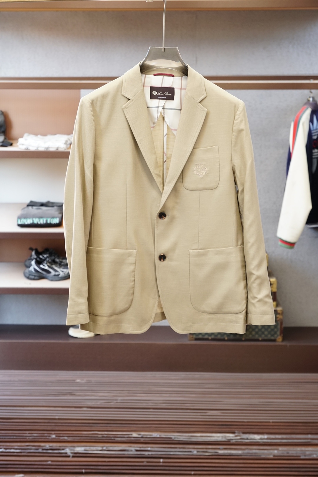 NO:833536,LP/ 2026 early spring light luxury suit series - the latest fashionable men's linen thin suit jacket. Custom-woven and dyed fabrics. Every detail shows craftsmanship. Sufficient advanced structural tailoring design changes to show men's diverse image changes, slim and neat, tailoring to meet the current popular multi-layered wear, customized horn buttons, unique. Versatile styles for life, complete with three standards for boutique shipments. Sizes M-3XL, loro piana, jackets & coats, business suit,19860909LP/ 2026早春轻奢系列西服-最新时尚男款亚麻薄款西装外套.定织定染面料.处处细节显工艺足够的高级结构性剪裁的设计改变来展现男士多样的形象变化,修身利落,剪裁合体,满足时下正流行的多层次穿搭,定制牛角纽扣,独一无二.生活百搭款式三标齐全精品出货 尺码M-3XL,,loro piana,jackets & coats,business suit,,Men's clothing