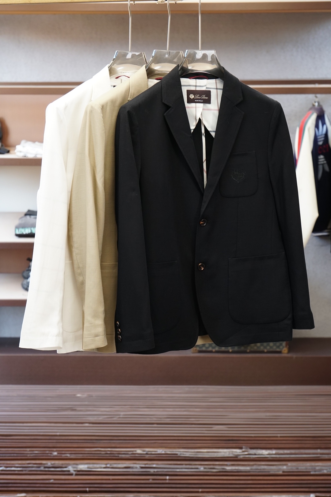 NO:833545,- LP- 2026 early spring light luxury suit series - the latest fashionable men's linen thin suit jacket. Custom-woven and custom-dyed fabrics. Every detail shows craftsmanship. Sufficient advanced structural tailoring design changes to show men's diverse image changes. Slim and neat, tailored to meet the current popular multi-layered outfits. Customized horn buttons, unique. Versatile styles for life. Complete with three standards for boutique shipment. Sizes M-3XL, loro piana, jackets & coats, business  suit,19860909- LP- 2026早春轻奢系列西服-最新时尚男款亚麻薄款西装外套.定织定染面料.处处细节显工艺足够的高级结构性剪裁的设计改变来展现男士多样的形象变化,修身利落,剪裁合体,满足时下正流行的多层次穿搭,定制牛角纽扣,独一无二.生活百搭款式三标齐全精品出货 尺码M-3XL,,loro piana,jackets & coats,business suit,,Men's clothing