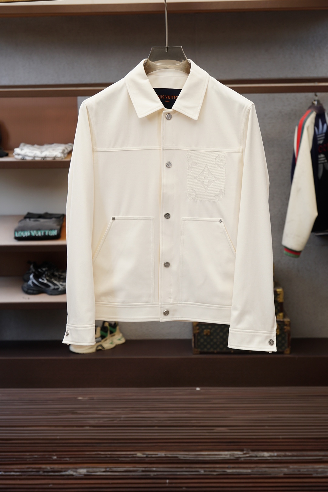 NO:761079,LV-Louis Vuitton-2026ss spring new stand-up collar jacket, shirt stand-up collar fashionable personality, thickened pure cotton fabric, stiff and stylish, imported YKK hardware, full high-end version!  Haute couture counter fabric accessories, high breathability and comfort, impeccable details, exquisite workmanship and complex craftsmanship, casual tailoring, awesome upper body shape, color khaki, brown, size 48-56,, louis vuitton, louis vuitton, jackets & coats,19860909LV-路易威登-2026ss春季新款立领外套,衬衣立领时尚个性、加厚纯棉面料笔挺有型,进口YKK五金 全高端版本！高定专柜面料辅料,透气舒适度高,细节无可挑剔,做工考究工艺复杂,呈现休闲裁剪,上身版型超赞 颜色卡其,棕 码数48-56,,louis vuitton,louis vuitton,jackets & coats,,Men's clothing