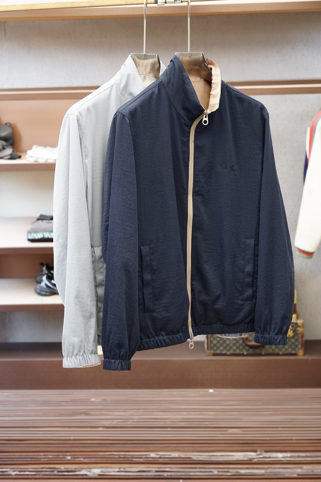 NO:761093,LP-2026ss spring new double-sided stand collar jacket full high-end version!  One side is light and the other is dark, suitable for any occasion. The imported ultra-thin polyester fiber surface is highly breathable and comfortable. The details are impeccable. The workmanship is exquisite and complex, showing casual tailoring. The upper body shape is awesome. The color is blue and gray. The size is 48-56, loro piana, jackets & coats, jackets & coats,19860909LP-2026ss春季新款双面立领夹克外套 全高端版本！一面浅色一面深色,随意匹配任意场合,进口超薄聚酯纤维面透气舒适度高,细节无可挑剔,做工考究工艺复杂,呈现休闲裁剪,上身版型超赞 颜色兰灰 码数48-56,,loro piana,jackets & coats,jackets & coats,,Men's clothing